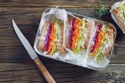 Rainbow-Sandwich in einer Metallbox auf einem Holztisch Rainbow-Sandwich in einer Metallbox auf einem Holztisch
